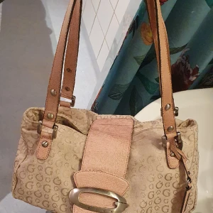 Äkta guess väska - I mycket bra skick