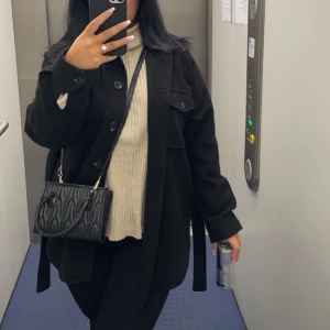 Nelly kappa - Svart kappa från Nelly 