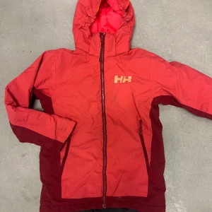 Helly Hansen skidjacka barn - Skidjacka helly Hansen strl 140. Sparsamt använd. I fint skick. 