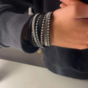 Svart glittrigt armband man kan justera med 3 knappar! ❤️