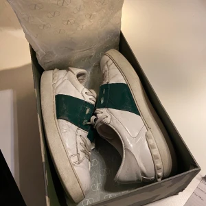 Valentino open sneaker - Hej, säljer nu mina Valentinos för att dem inte passar mig längre. Skick 6,5/10 DM vid frågor. 
