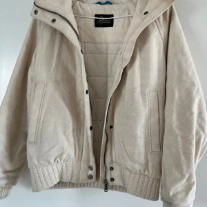 Jacka  - Jacka från Peak Performance, väldigt skön och snygg!! Passar fler storlekar! Skriv för fler bilder.