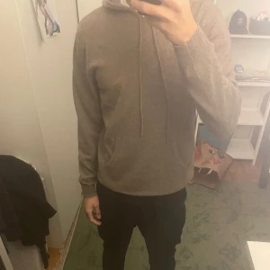 John Henric cashmere hoodie - Säljer min nästintill helt oanvända John hendric cashmere hoodie i storlek L men passar M lika bra, Från förra kollektionen så denna säljs eller längre