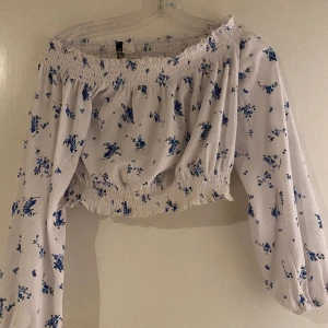 Topp  - Blommig off shoulder topp! Tunn och luftigt i materialet. Använd en gång, liten skada i resåren (inget som märks) 60kr+frakt