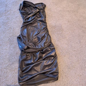 Nyårsklänning - Säljer den här fina glansiga/glittriga klänning från pull&bear (den stretchas ut när man sätter på sig den).