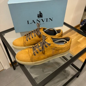 Lanvin Dbb1 - Tjena! Säljer mina lanvin skor. Size 8 passar storlek 43. Bra skick. Medföljer box.