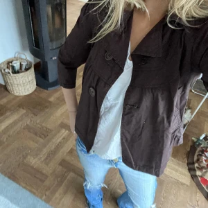 Kort brun jacka - Lite kortare brun jacka med trekvartsärm