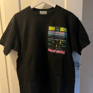 Cav Empt tshirt - Tshirt med tryck från Cav Empt. Storlek M, passar lite boxy M