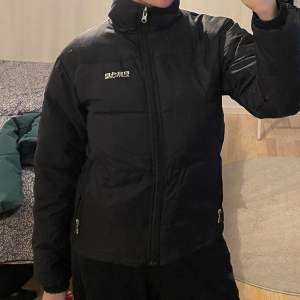 Snygg svart dunjacka/puffer jacket från Altitude 8848 i stolek 36/S. 