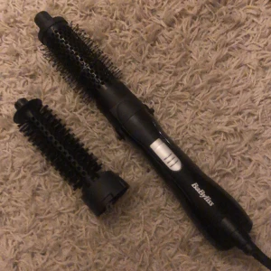 Smooth volume värme borste från BaByliss  - Super bra värme borste från BaByliss med två olika sorters ” borstar” sedan ett värme spray. Borsten är endast testad fått ny så säljs. Anv 3 gånger. Sprayen är endast testad gillade inte doften  Ny pris för allt: 450kr