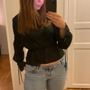 Genomskinlig blus  - Genomskinlig blus från BikBok med volanger💘