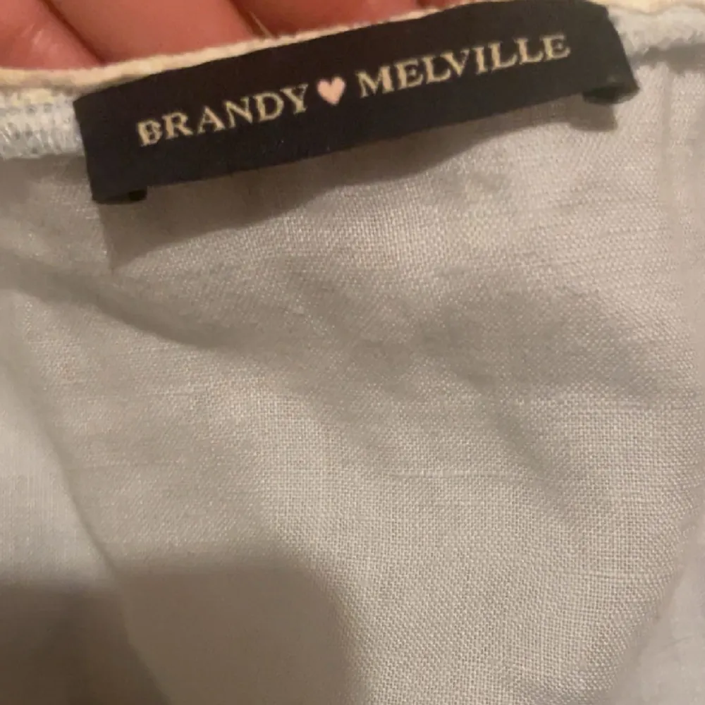 Jag säljer min jätte söta ljusblåa topp från Brandy Melville i storleken onesize(xs-s). Slutsåld på hemsidan. Den är i fint skick och använd sparsamt. ⭐️Materialet på tröjan är linne😊. Skriv om ni har några frågor🥰💓. Toppar.