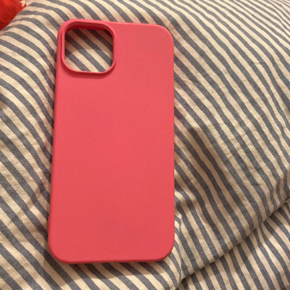 Säljer rosa mobilskal, iphone 13/14. Funkar inte för min mobil för jag har iPhone 11.. Accessoarer.