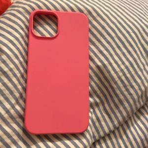 Säljer rosa mobilskal, iphone 13/14. Funkar inte för min mobil för jag har iPhone 11.