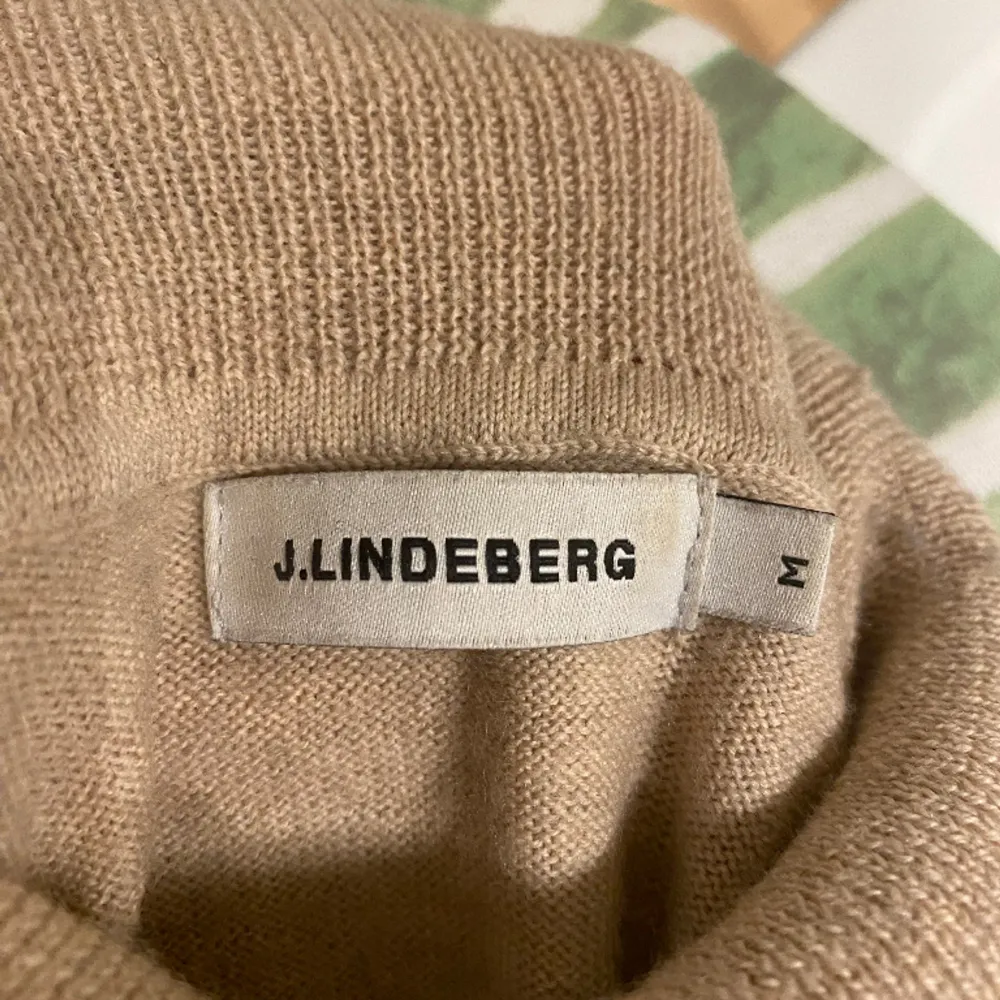 Säljer min J.Lindeberg tröja i storlek M. Den har inga defekter, den är sparsamt använd. Passar bra till alla årstider. Dma om du har några frågor. Först till kvarn😊. Tröjor & Koftor.