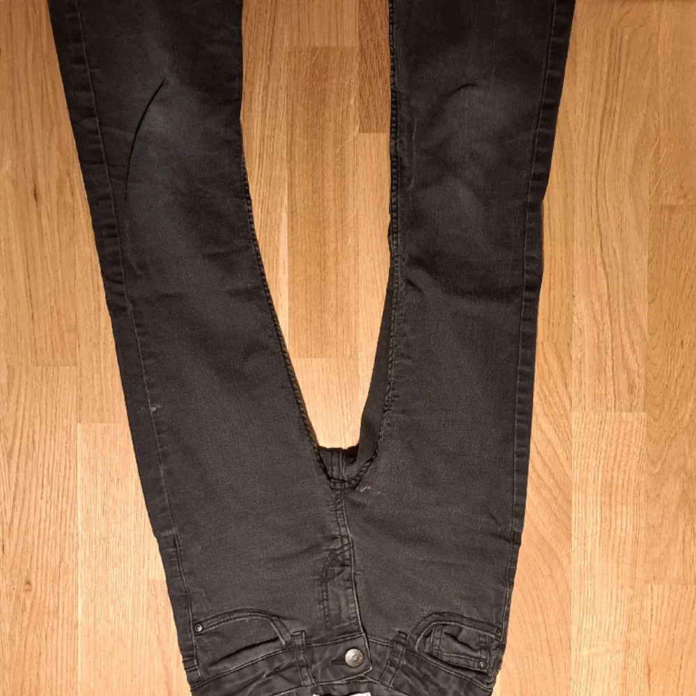 Säljer dessa svarta lowaist jeans som inte passar längre. Jeans & Byxor.