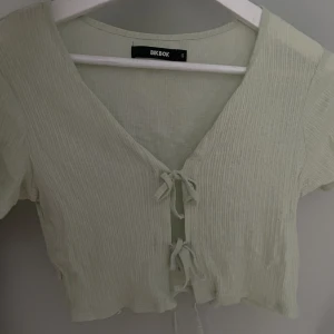 Grön topp - Använd max 2 gånger så den är i fint skick. Väldigt tunt och skönt material. Använd gärna ”köp nu”🫶