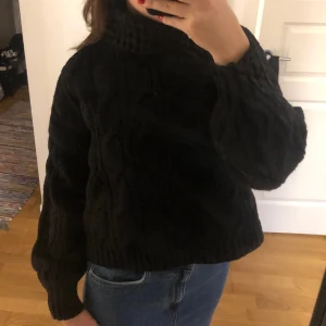 Kabelstickad tröja från Bikbok S - Supervarm kabelstickad tröja från BilBok storlek S. Inga fläckar :)