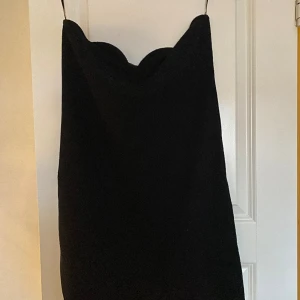 Kort festklänning från hm st L - En kort svart klänning från hm i storlek L, har en hårt bygel ovanför bysten. Andvönd en gång, i väldigt gott skick 
