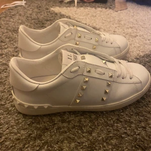 Valentino Rockstud - Aldrig använda då de tyvärr var för stora för mig som vanligtvis har 39,5❤️Dustbag och låda medföljer❣️❣️