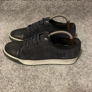 Lanvin skor - Tjena! Säljer nu dessa riktigt snygga och sällsynta lanvin skorna i unikt material. strl 44🔝 dom passar också 45🙌🏼 skick 9/10 knappt använda🤩 skorna säljs inte längre, köpt för: 5500, säljer för: 1659 (diskuterbart) mvh EBRESELL🔝