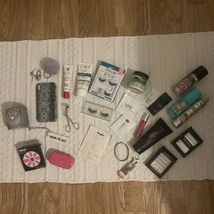 Smink skönhet beauty paket  - Roligt paket med olika saker  Inte allt är kvar på bilderna men mycket är kvar ska göra lite överaskning i den 