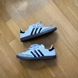 Adidas Samba - Ett par snygga sambaskor. De är använda ksk 5 ggr och säljer pga att det är lite för små på mig 🤍