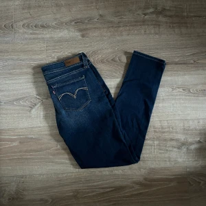 Levis jeans  -  Ett par jeans i absolut topp skick och som dessutom har en extremt snygg tvätt. Nypriset på dessa jeans ligger på runt 1000kr. Längden på byxorna är 98cm och midjan 39cm jämför gärna med ett par egna och sen är det fritt fram att använda ”köp nu”. 