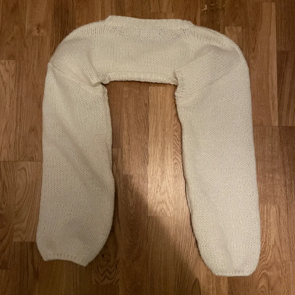 En vit cropped sweater snälla den är så mjuk älskar den men får min nacke att se kort ut 😡använt 2-3 gånger!!. Hoodies.