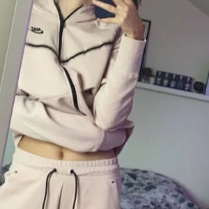 Nike tech - Jätte mysigt Nike tech i ljus rosa 🥰super härligt mjukis set nästan helt nytt