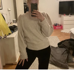 Beige stickad  - Fint skick knappt använd 
