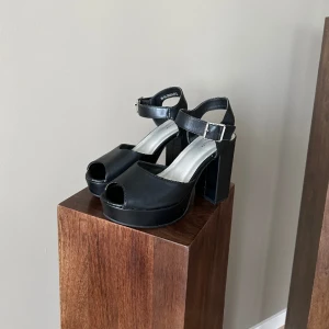 Klackskor - Svarta klackar i gott skick har lite slitningar därav lågt pris. 