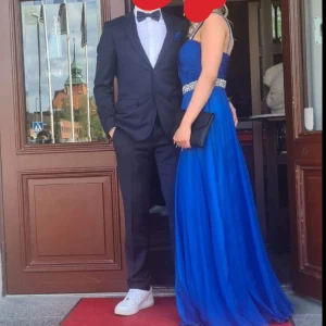 balklänning  - säljer nu förra årets balklänning, jag är i normala fall en storlek S men klänningen är liten i storleken och är en M. Jag är ca 167 cm lång och klänningen var lite får lång för mig men passade perfekt i längden med ett par högre skor. den är i fint skick