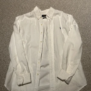 Polo Skjorta  - Vit Polo Skjorta strlk S köpt för 1499 i butik. Säljes då den ej används.