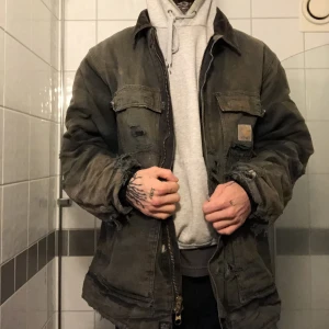 Carhartt 90-tal Thrashed Arctic jacka - Carhartt Arctic jacka från 90-talet. Storlek M men då det är amerikansk storlek skulle den även passa L. Condition kan tydligt ses på bilderna, naturligt sliten med massor av skönhetsmärken. Jackan är helt intakt på insidan. Väldigt tung, robust och varm