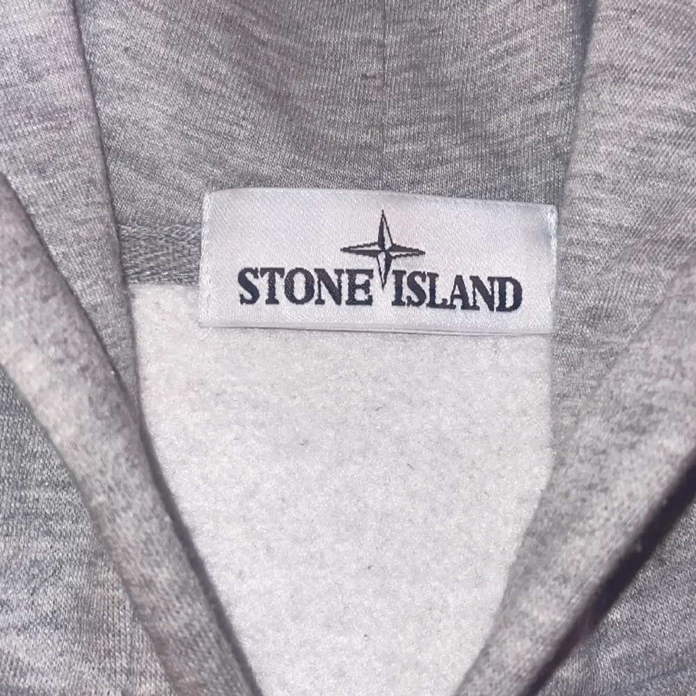 Knappt använd stone island zip hoodie i väldigt bra skick. 1250kr känns rimligt men kom gärna med andra förslag. Storlek M passar även S.. Hoodies.