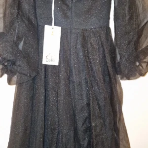 Svart glitterig klänning  - En ny  klänning. Storleken är standard och kan passar till Xs/S/M Priset kan diskuteras vid snabb affär.  Hämtas i Hovås eller i Frölunda torg eller kan fraktas.