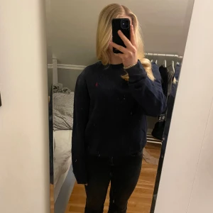 Polo Ralph Lauren sweatshirt  - Säljer min marin/mörk blåa sweatshirt från Polo Ralph Lauren skriv för fler bilder o kan diskutera pris. Köpte den för 995.