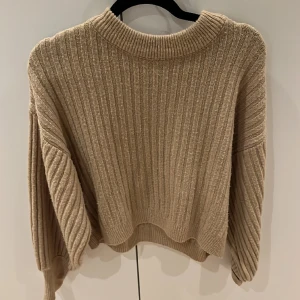 Beige Stickad Tröja  - En super skön beige stickad tröja, i storlek M. Passar även S, kan tänka mig gå ner i pris vid snabb affär🤩