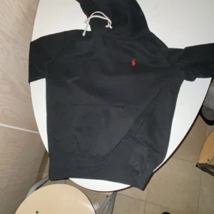 Ralph lauren svart hoodie - Storlek M Inte super använd 