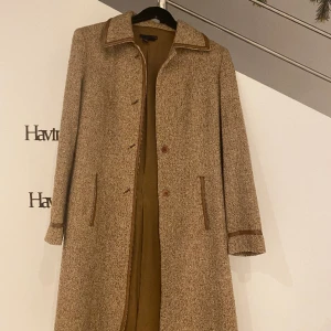 Brun Zara Kappa  - Brun kappa från Zara. Vintage stil.  Storlek: 38 Kan hämta i Rönninge  Varan skickas spårbart. Kommer från ett djur- och rökfritt hem. Ta en titt på mina andra annonser! Samfraktar gärna. Bud är bindande och betalning sker inom två dagar. 