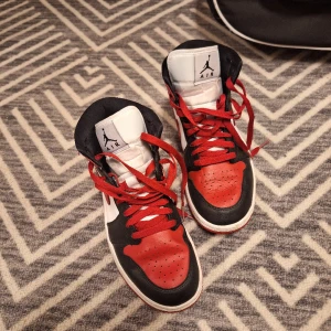 Röda jordans - Ett par äkta röda nike jordans som knappt är använda och ser nästan helt nya ut. Storlek 40. Köpta för 1499 kr.