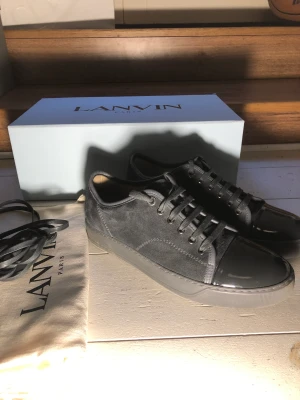 Lanvin - INTRESSEKOLL på mina lanvins😄 de är i ett otroligt bra skick skulle säga 9/10💯 Storlek uk 6 som passar 40-41. MÖTS upp i Stockholm 📍 Om du har några frågor är det bara att höra av sig!📩TAR BYTEN…