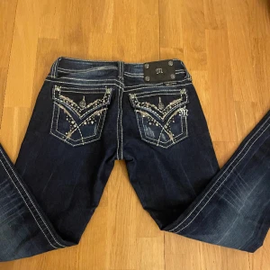 miss me jeans - INTRESSEKOLL!på mina jätte fina miss me jeans. jag är 170cm och dom passar mig. det är en ”slitt” vid benen så det blir vidare där. jeansen blir mer straight med slitten.  kan även byta mot andra. lägg prisförslag på jeanse