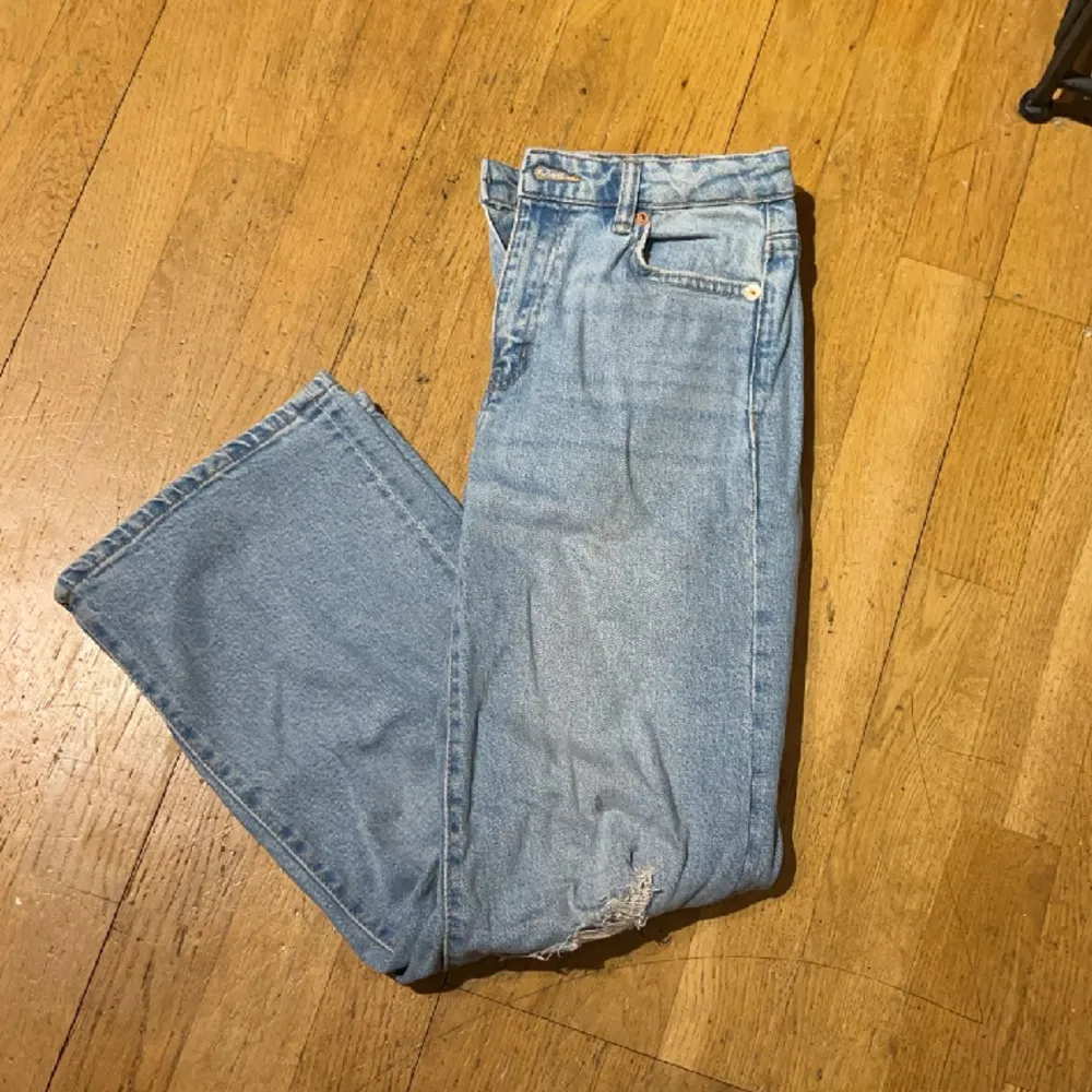 Ännu ett par jeans som har blivit för små. . Jeans & Byxor.