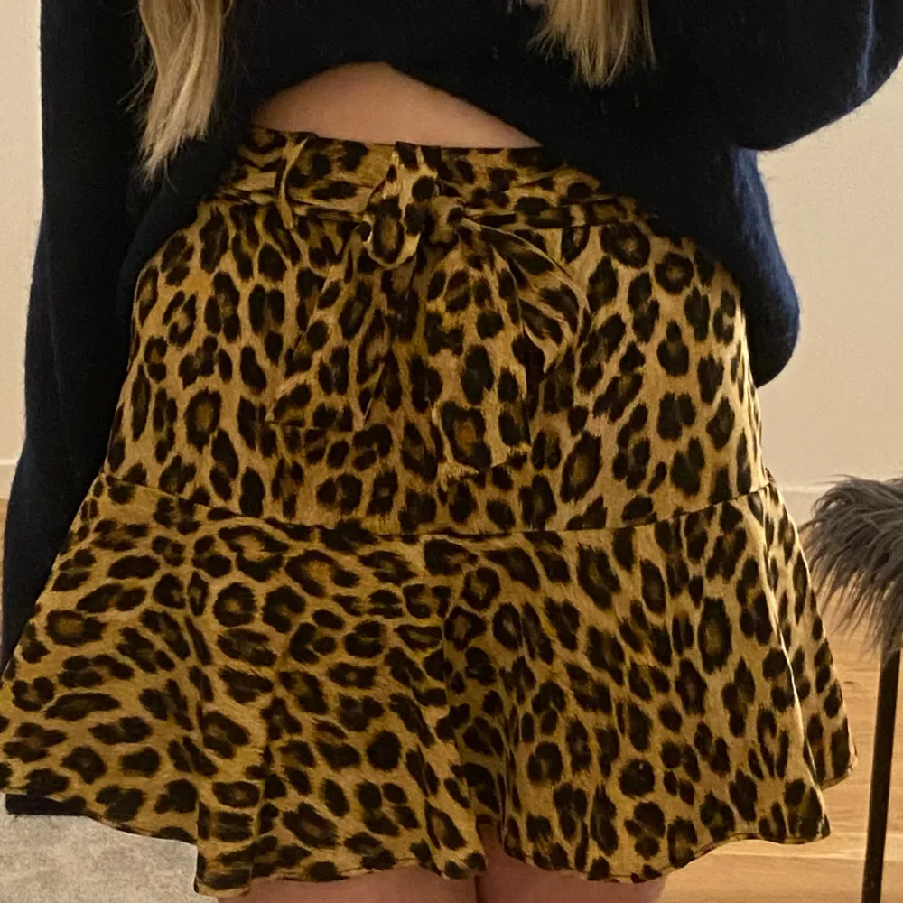  jättefin leopard kjol från zara med insida shorts💗. Kjolar.