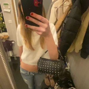 Handväska med nitar🙌 - Säljer denna superfina väska! Säljer p.g.a kommer aldrig till andvändning. Väskan ser ganska så liten ut men man får plats med super mycket i den! Super skick och inget spår på andvändning utom att i de lilla facket inuti finns det ingen dragkedja 💕💕