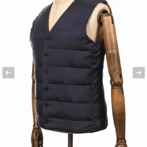 Väst Didriksson st.L i nyskick  - Fin väst Didriksson i nyskick, mörkblå.