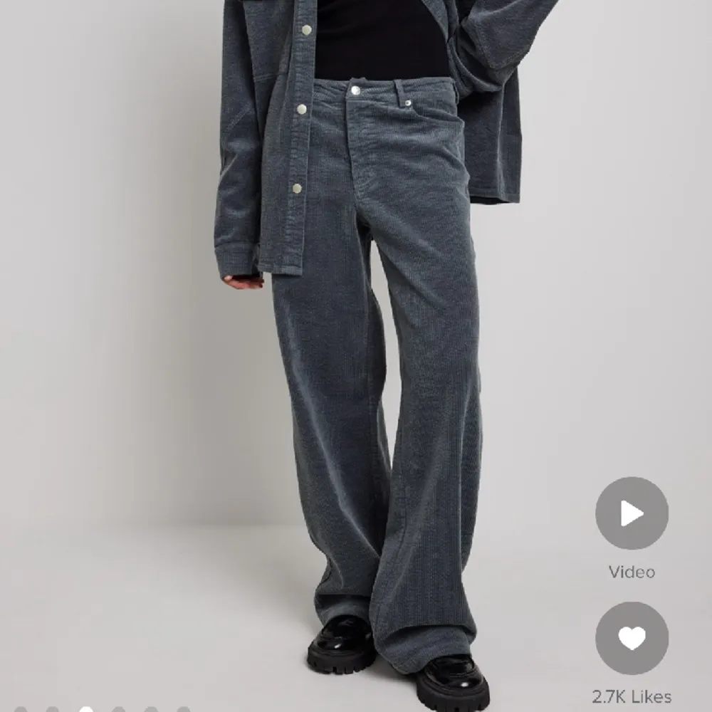 Mörk gråa Manchester byxor från NA-KD X Maddie Demaine 🩷helt slutsålda på hemsidan!!!! Säljer för att de tyvärr är för stora på mig och därav knappt använda :( storlek 38 midjemått: 80 innerben: 81. Jeans & Byxor.