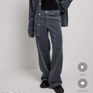 Mörk gråa Manchester byxor från NA-KD X Maddie Demaine 🩷helt slutsålda på hemsidan!!!! Säljer för att de tyvärr är för stora på mig och därav knappt använda :( storlek 38 midjemått: 80 innerben: 81